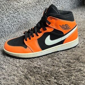 Air Jordan 1 mid black cone